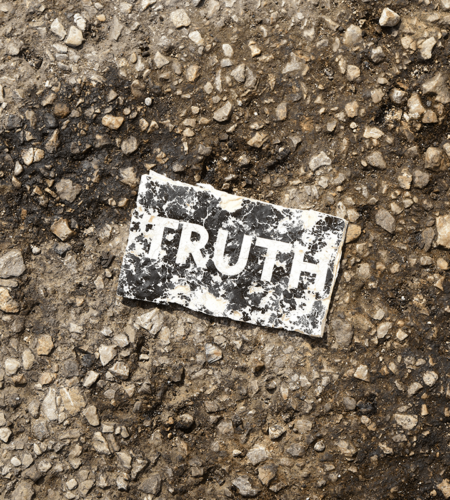 Papel amassado no chão escrito "Truth", em português, "verdade"