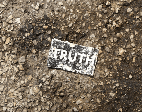 Papel amassado no chão escrito "Truth", em português, "verdade"